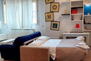 1 chambre, systĂšme dâinsonorisation, fer et planche Ă repasser