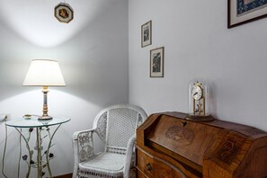 Interior - GuestHost - Cozy apartment of about 45 sqm, for up to 4 people, located on the 2nd floor with lift (NOT suitable for disabled people; some steps at the entrance) of a renovated ancient building. The apartment is located in the Piazza Ferrucci/Ponte San N (Firenze)