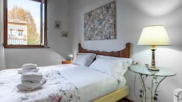 1 slaapkamer, een strijkplank/strijkijzer, internet, beddengoed