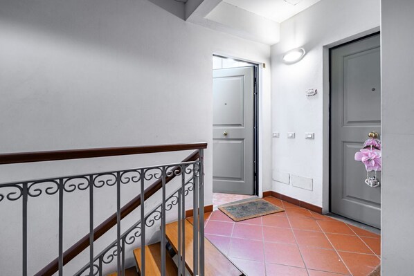 Interior - GuestHost - Cozy apartment of about 45 sqm, for up to 4 people, located on the 2nd floor with lift (NOT suitable for disabled people; some steps at the entrance) of a renovated ancient building. The apartment is located in the Piazza Ferrucci/Ponte San N (Firenze)