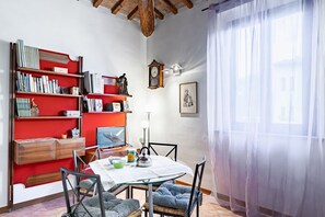 Dining - GuestHost - Cozy apartment of about 45 sqm, for up to 4 people, located on the 2nd floor with lift (NOT suitable for disabled people; some steps at the entrance) of a renovated ancient building. The apartment is located in the Piazza Ferrucci/Ponte San N (Firenze)