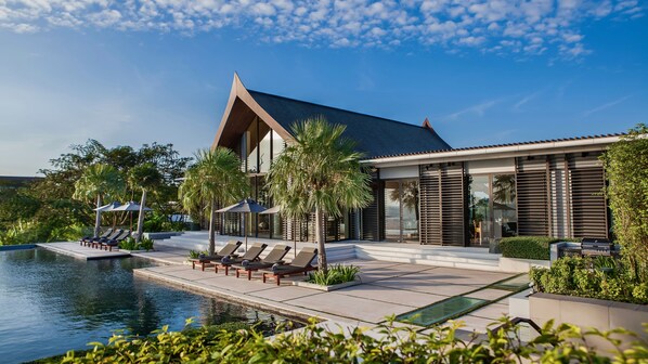 A modern house with a pool, lounge chairs, and a patio area. - Villa Sawarin (Pa Klok)