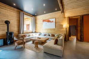 Ein gemütliches Wohnzimmer mit einer Sofagarnitur, einem Couchtisch und einem Kamin.