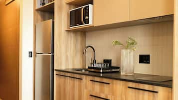 Loft estándar | Cocina privada | Refrigerador con congelador, microondas y utensilios de cocina