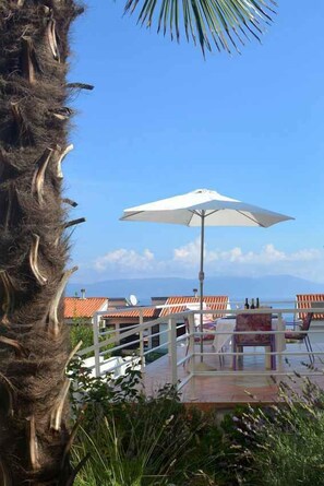 Outdoor dining - Holiday apartment with air conditioning (Ravni)
