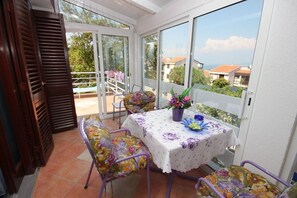 Outdoor dining - Holiday apartment with air conditioning (Ravni)