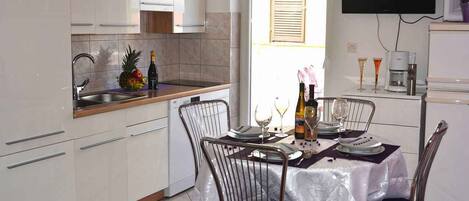 Frigorifero, forno, piano cottura, pentole/stoviglie/utensili