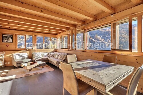 Chalet très confortable sur 3 étages pour 6 personnes à Saint-Jean, salon avec poêle, coin cuisine a