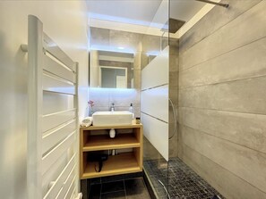 Dusche, Haartrockner, Handtücher, Seife