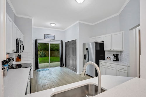 ~Spacious 4/2 in Oakleaf, pet friendly