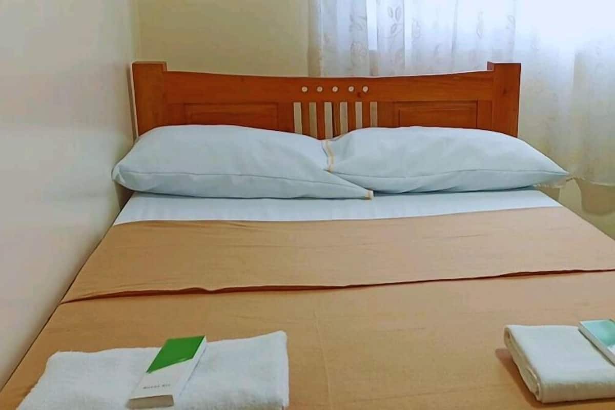 1 غرفة نوم وطراز فريد لكل وحدة وملاءات أسرّة