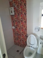 标准房 | 浴室 | 淋浴设施、拖鞋、坐浴桶、毛巾