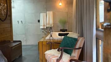 Bungalow Deluxe, 1 phòng ngủ, ban công, quang cảnh vườn | Minibar, bàn, truy cập Internet không dây miễn phí, bộ trải giường