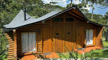 Deluxe Cabin, Garden View | Terrace/patio