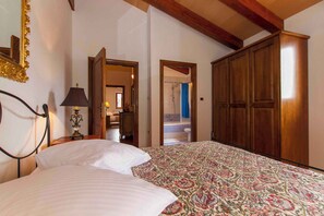 4 室のベッドルーム、アイロン / アイロン台、旅行用ベビーベッド