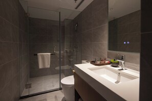 Comfort Condo, 2 Bedrooms, Non Smoking | Bathroom | Shower, rainfall showerhead, hair dryer, slippers - LN Residece Taojin (Guangzhou)