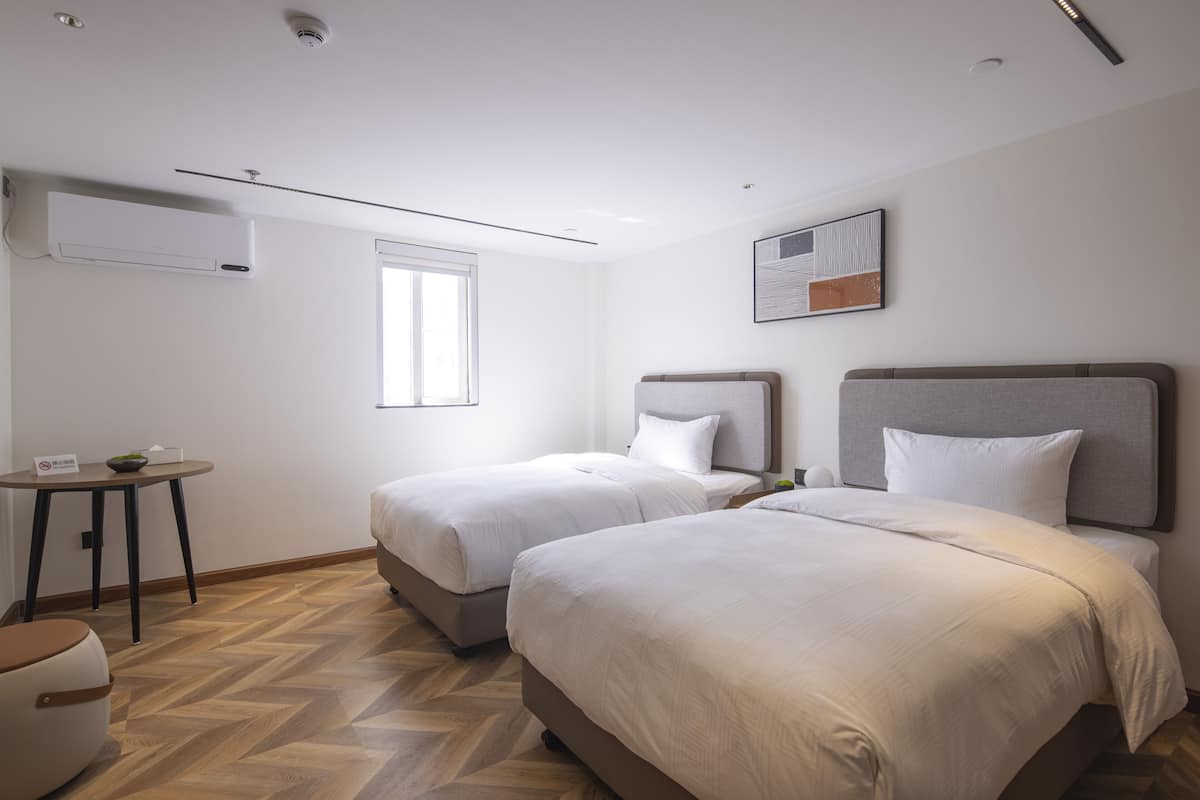 Kamar Twin Basic | 1 kamar tidur, selimut bulu angsa, Wi-Fi gratis, dan seprai linen
