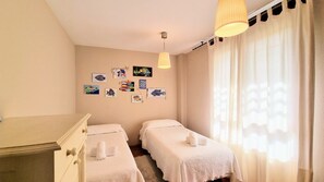 3 bedrooms, desk, iron/ironing board, travel crib - Apartamento el Rinconin (Llanes)