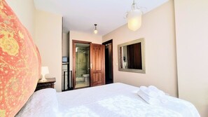 3 Schlafzimmer, Schreibtisch, Bügeleisen/Bügelbrett, Reisekinderbett