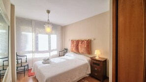 3 slaapkamers, een bureau, een strijkplank/strijkijzer, reisbedje