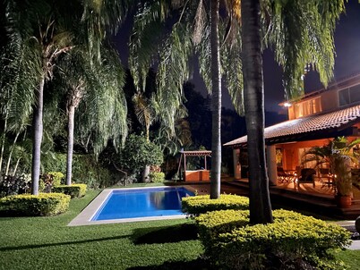 VILLA RUSTICA CON HERMOSOS JARDINES Y PISCINA PRIVADA PARA INOLVIDABLE ESTANCIA