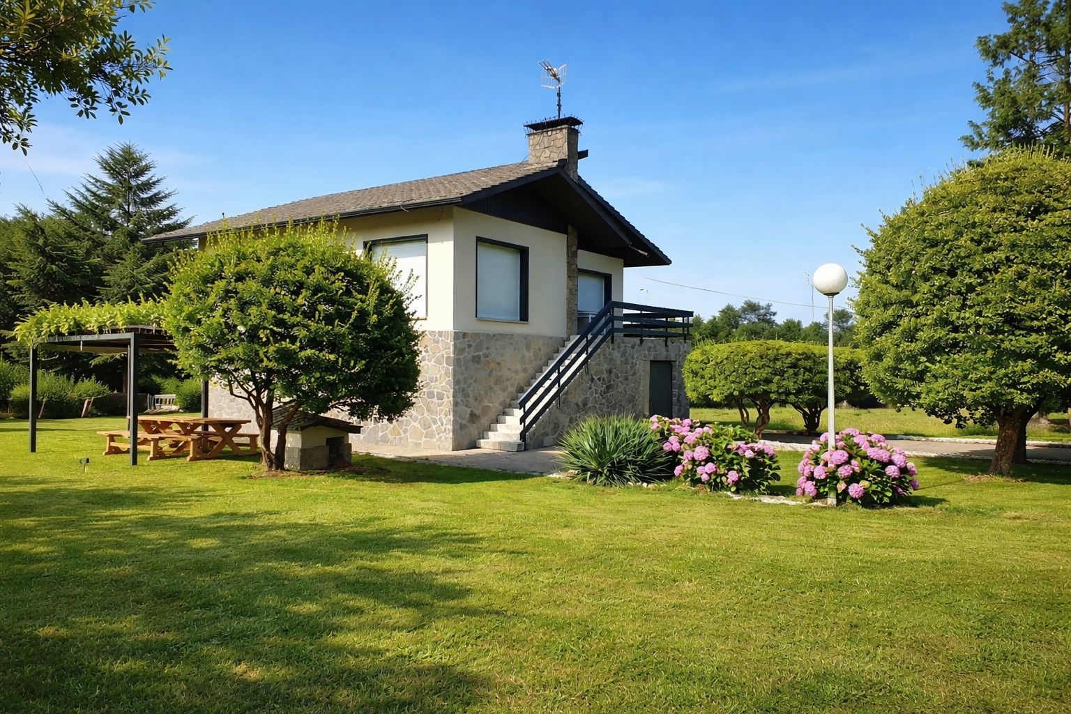 Property building,BBQ facilities,Garden,Balcony/Terrace,Dining area,Garden view