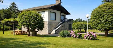 Property building,BBQ facilities,Garden,Balcony/Terrace,Dining area,Garden view