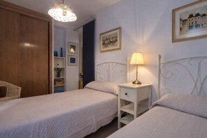 1 chambre, fer et planche à repasser, lit de bébé portatif