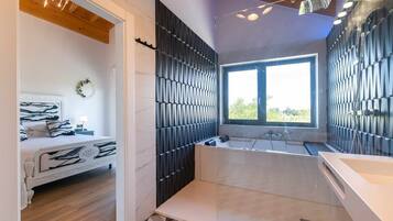 5 Schlafzimmer, Schreibtisch, Bügeleisen/Bügelbrett, Reisekinderbett