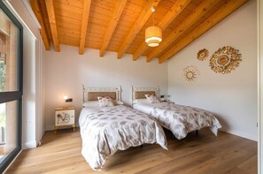 5 bedrooms, desk, iron/ironing board, travel crib