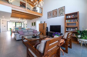 TV, fireplace