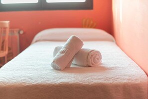 3 bedrooms, iron/ironing board, travel cot, bed sheets - Villa Locus Amoenus (Villahormes)