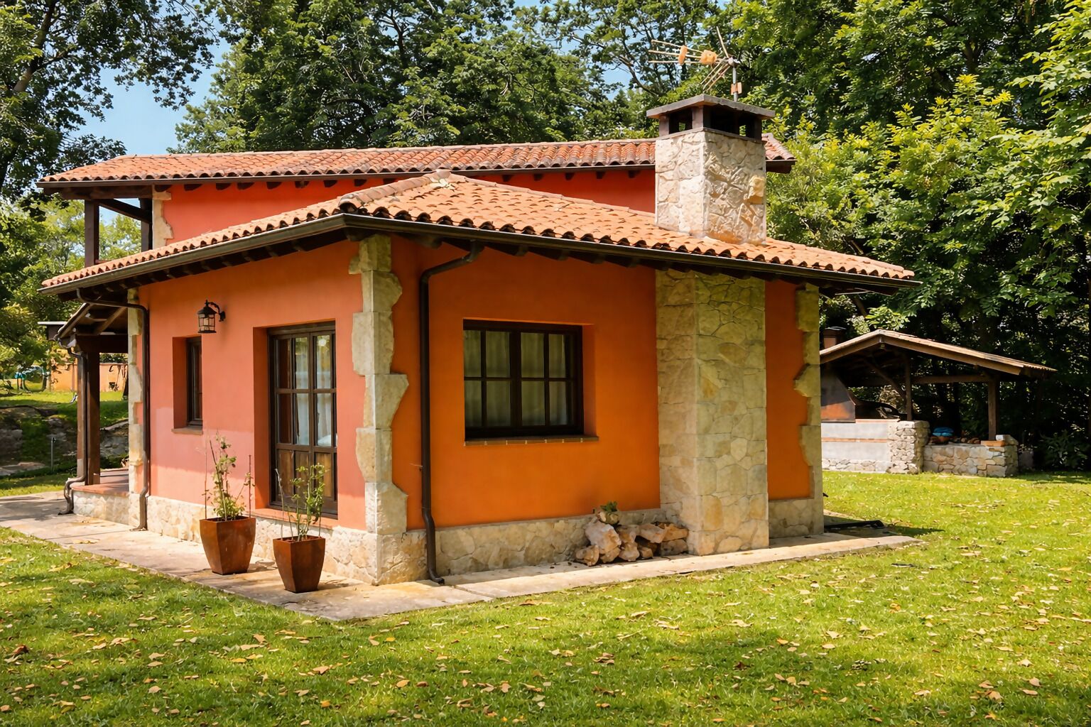Una casa petita d'una sola planta amb teulada de rajola vermella i parets de pedra.