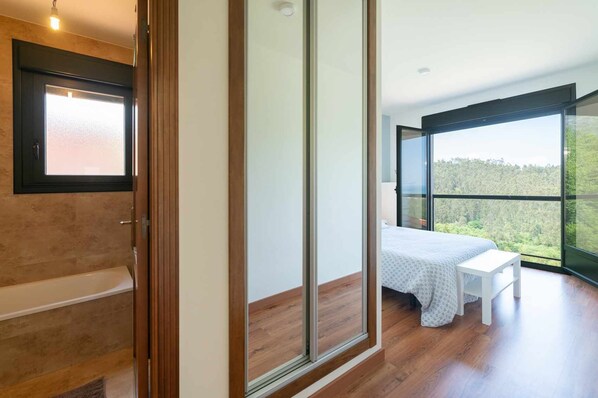 3 chambres, bureau, fer et planche à repasser, lit parapluie