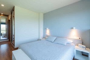 3 Schlafzimmer, Schreibtisch, Bügeleisen/Bügelbrett, Reisekinderbett