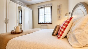 3 bedrooms, desk, iron/ironing board, travel crib