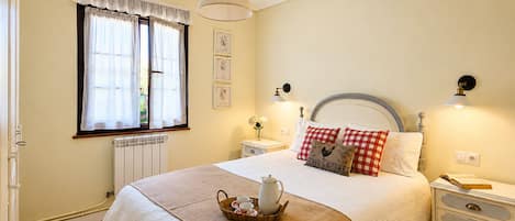 3 bedrooms, desk, iron/ironing board, travel crib