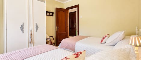 3 chambres, bureau, fer et planche à repasser, lit de bébé portatif