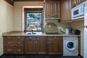 Kjøleskap, mikrobølgeovn, brødrister og kjøkkenutstyr