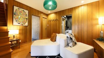 Casa de campo de diseñador, 2 habitaciones, 2 baños, en edificio contiguo | Área de sala de estar | Televisión LCD de 42 pulgadas con canales digitales