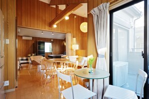 Casa de campo de diseño, 2 habitaciones, 2 baños, en edificio anexo | 2 dormitorios, escritorio, espacio para trabajar con un portátil