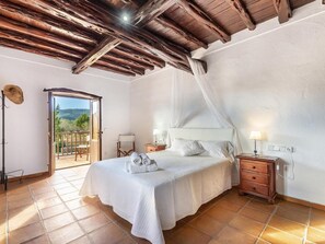 3 habitaciones, tabla de planchar con plancha, internet y ropa de cama 