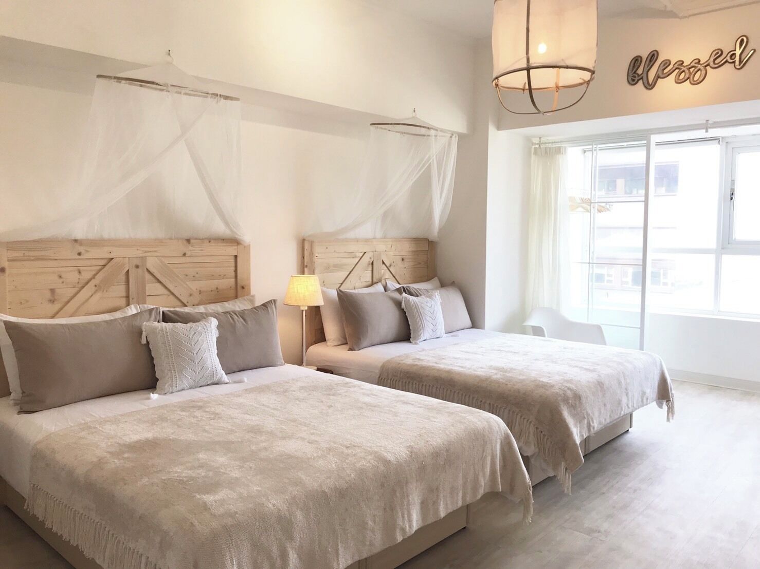 Firemannsrom – basic, 2 queensize-senger, privat bad | Dundyner, wi-fi (inkludert) og sengetøy