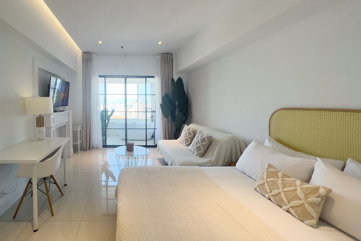 Estudio de luna de miel, 1 cama Queen size, tina, vista a la ciudad | 1 habitación, edredón, escritorio y wifi gratis
