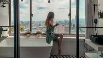 101 View Two-Bedroom Apartment J3 | Chăn bông, bàn, khu vực làm việc phù hợp cho laptop, màn/rèm cản sáng