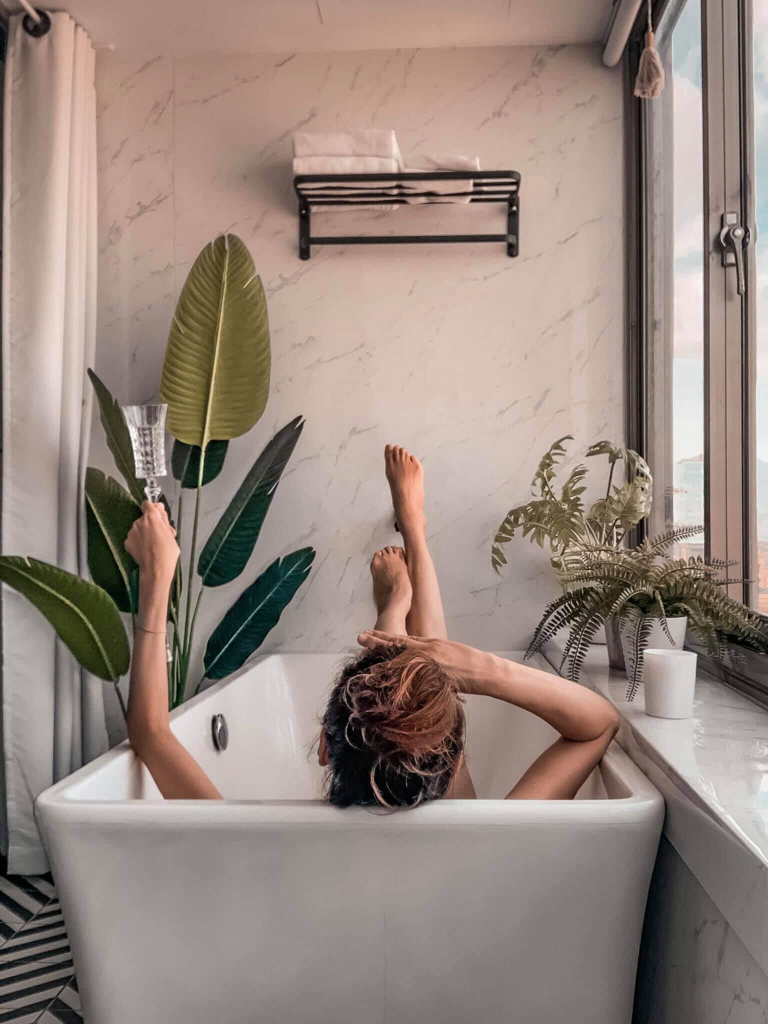 Two-Bedroom Apartment J3 | 浴室 | 免费洗浴用品、吹风机、拖鞋、电子马桶