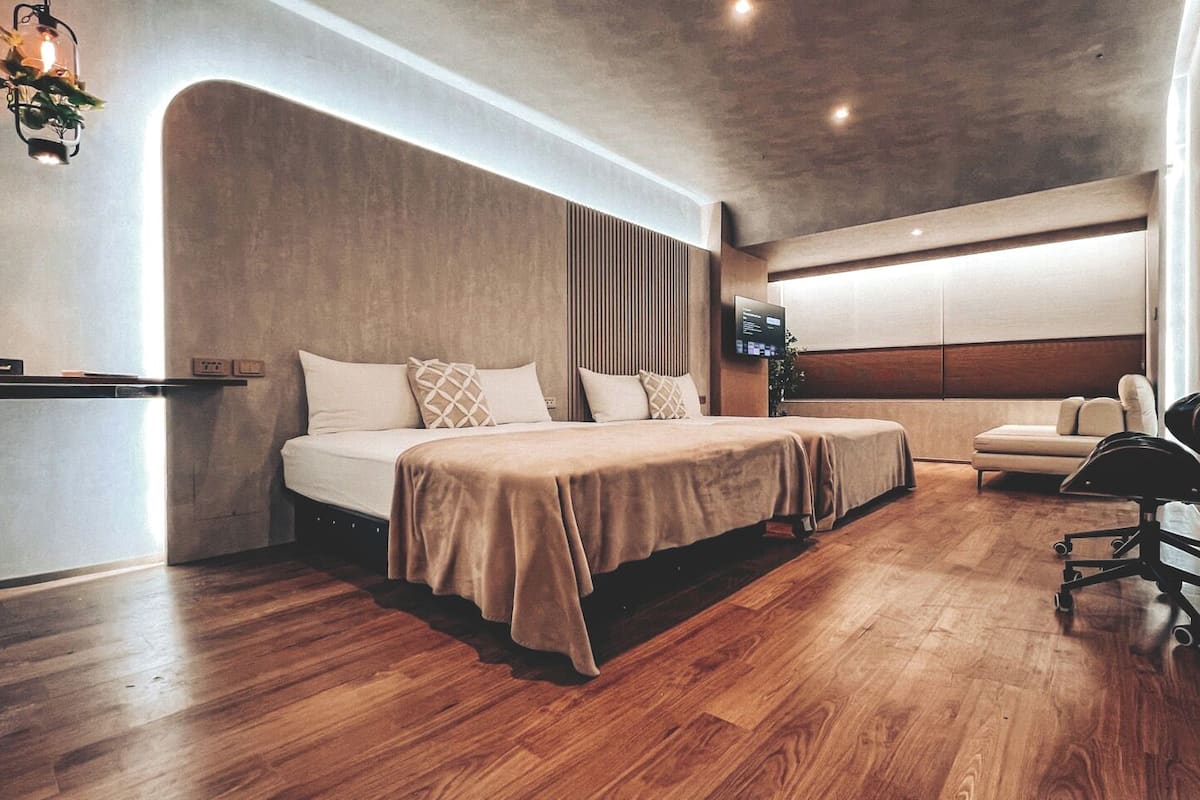 Estudio superior, 2 camas Queen size, cocineta | 1 habitación, edredón, escritorio y wifi gratis