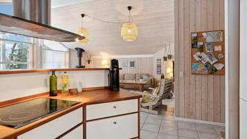 Geladeira, micro-ondas, cooktop, lava-louças