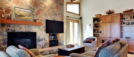 Télévision, cheminée, lecteur de DVD, vidéothèque