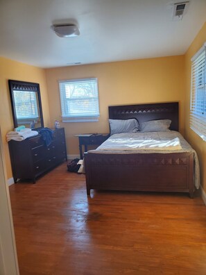 4 habitaciones, tabla de planchar con plancha, wifi y ropa de cama 